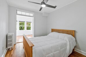 5 bedrooms, iron/ironing board, WiFi, bed sheets