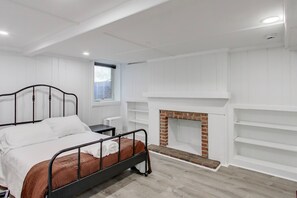 5 bedrooms, iron/ironing board, WiFi, bed sheets