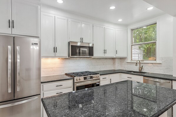 Microondas, horno, placa de cocina, lavavajillas