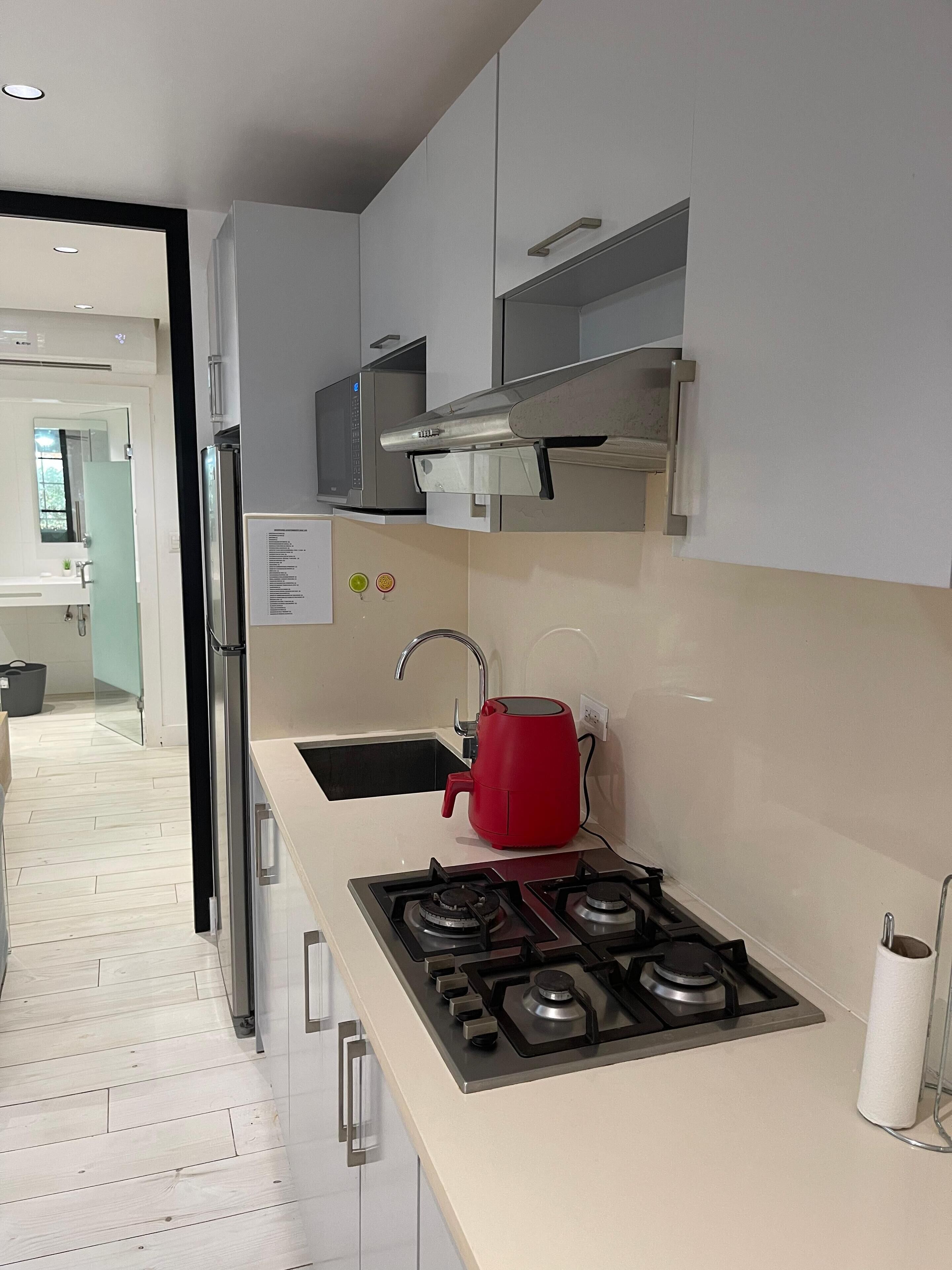 Mikrovågsugn, spishäll och diskmaskin