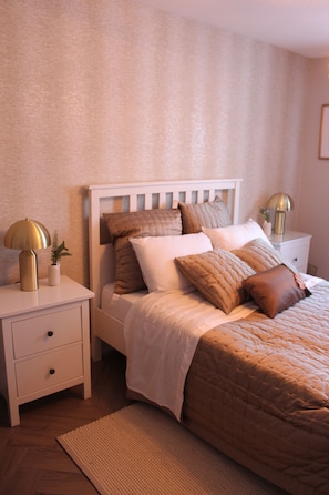 1 habitación, tabla de planchar con plancha, wifi y ropa de cama