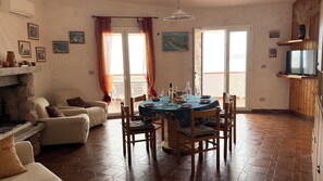 Dining - Villa Gabriella "Sea View" (Upper Floor Apartment) (Santa Maria del Mare)