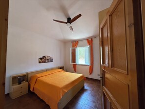 3 makuuhuonetta, tallelokero huoneessa, silitysrauta/-lauta