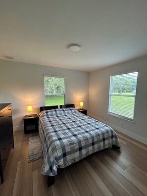 2 habitaciones, escritorio, tabla de planchar con plancha y wifi gratis