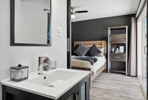 2 室のベッドルーム、アイロン / アイロン台、WiFi、ベッドシーツ