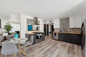 冷蔵庫、電子レンジ、オーブン、コンロ