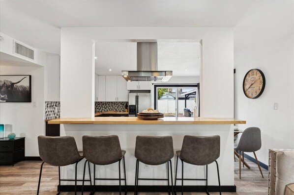 冷蔵庫、電子レンジ、オーブン、コンロ