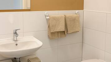 Haartrockner, Handtücher, Seife, Toilettenpapier