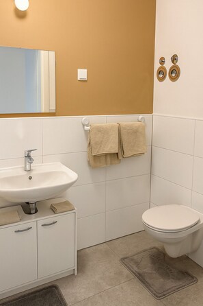 Haartrockner, Handtücher, Seife, Toilettenpapier