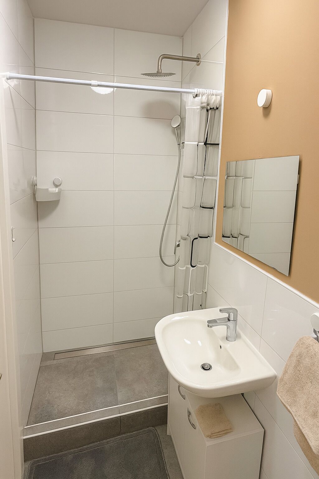 Haartrockner, Handtücher, Seife, Toilettenpapier