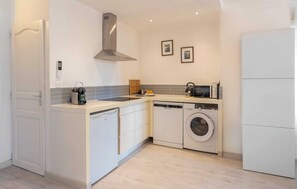 อพาร์ทเมนท์ | ครัวส่วนตัว | ตู้เย็น, ไมโครเวฟ, เตาอบ, เตาประกอบอาหาร