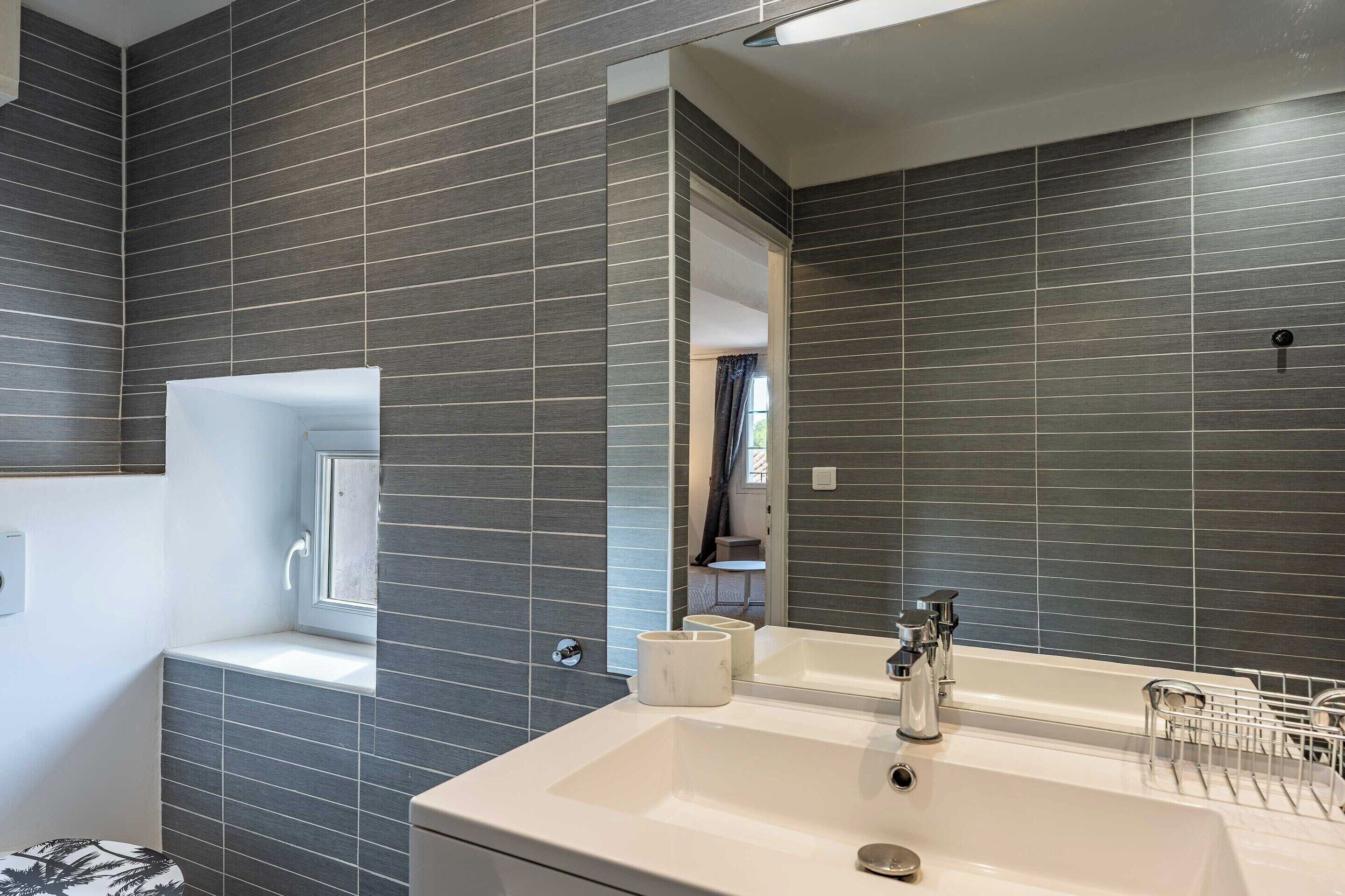 Apartamento | Banheiro | Secador de cabelo, toalhas de banho, shampoo 