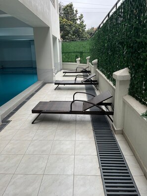 A heated pool - Exquisite 1BR apartment next to a premier shopping mall (Nairobi)