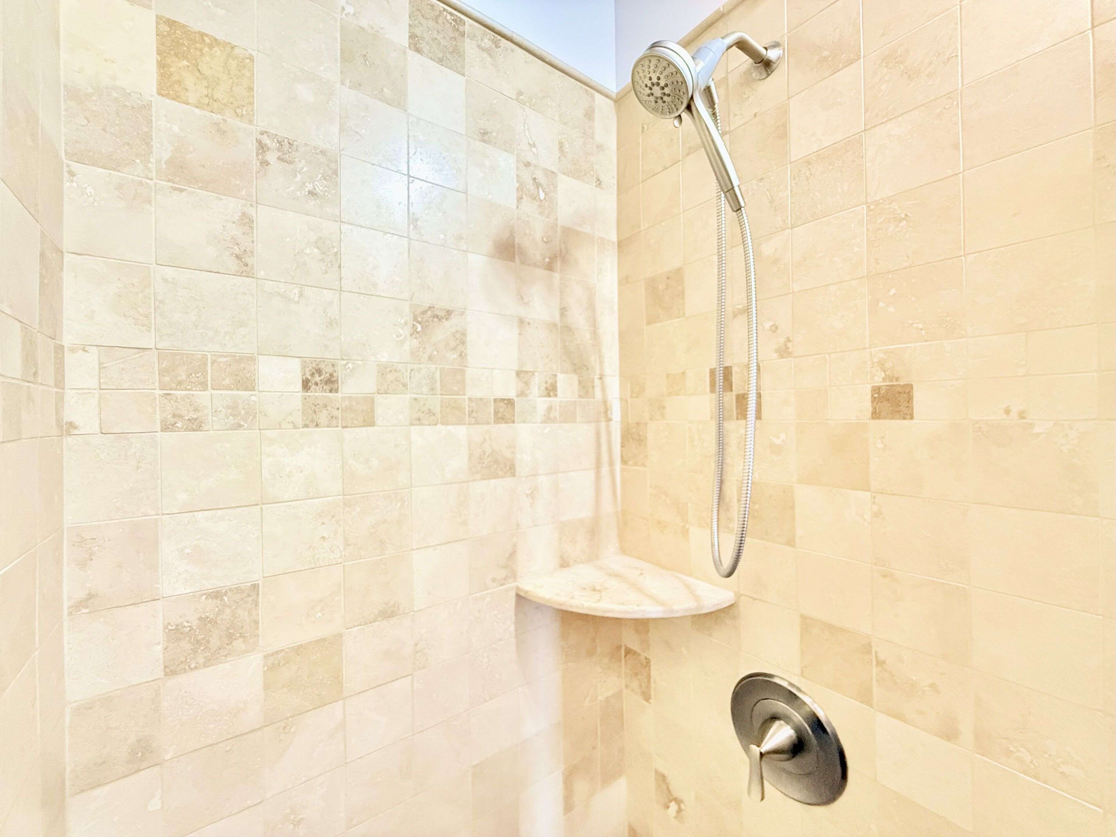 Douche, serviettes fournies, papier de toilette