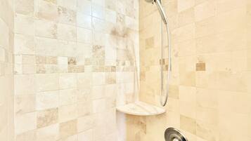 Douche, serviettes fournies, papier de toilette