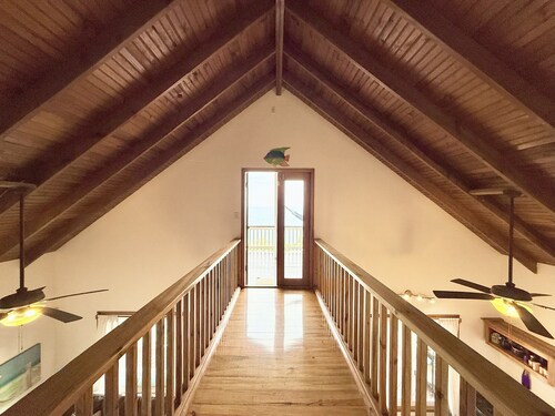 Beautiful 3-bedroom Island Home in West Bay with an Ocean View and a Pool