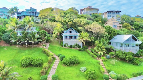 Beautiful 3-bedroom Island Home in West Bay with an Ocean View and a Pool