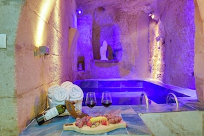 Velvet Havuzlu Tas Suite | Bathroom | Shower, free toiletries, hair dryer, towels - Castle Inn Cave Cappadocia (Nevşehir)