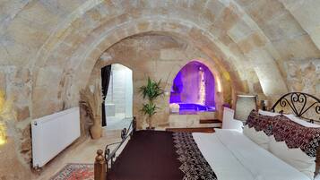 Velvet Havuzlu Tas Suite | Hochwertige Bettwaren, individuell eingerichtet, kostenlose Babybetten