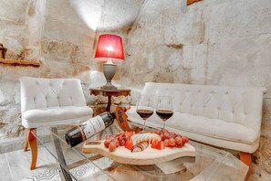 Velvet Havuzlu Tas Suite | Living area