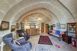 Lobby sitting area - Castle Inn Cave Cappadocia (Nevşehir)