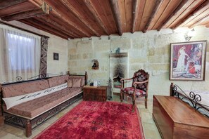 Templar Magara Suite | Living area