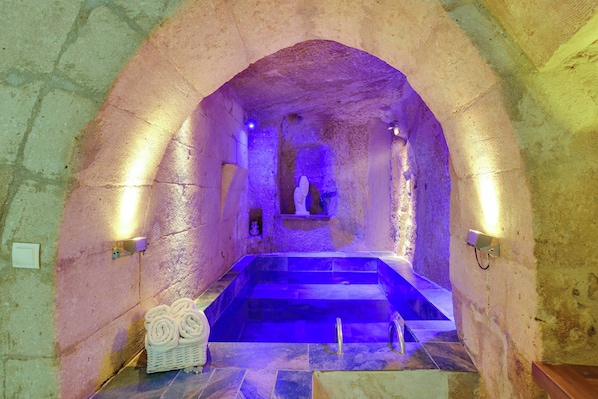 Velvet Havuzlu Tas Suite | Bathroom | Shower, free toiletries, hair dryer, towels - Castle Inn Cave Cappadocia (Nevşehir)