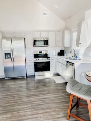 Kjøleskap, mikrobølgeovn, ovn og kokeplater