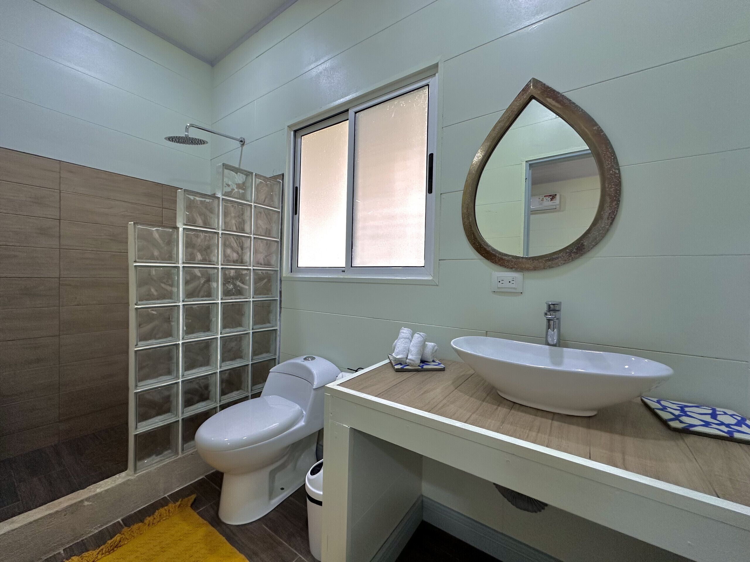 Een douche, handdoeken