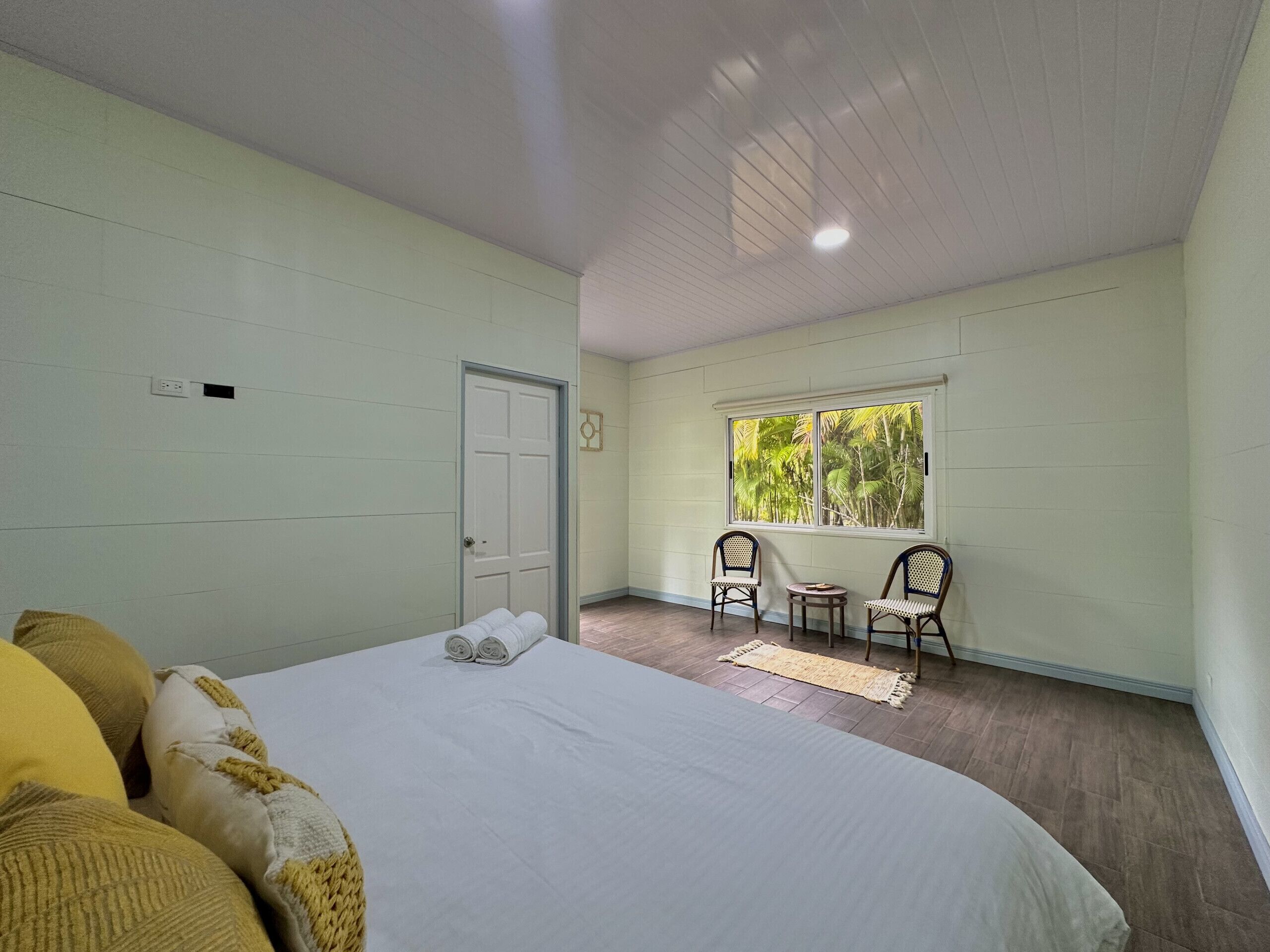 In-room safe, bed sheets