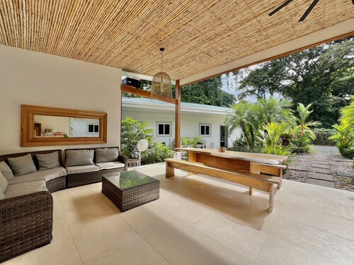 Doble Supeior Room | AC | Shared Kitchen • Selvatica