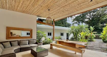 Doble Supeior Room | AC | Shared Kitchen • Selvatica