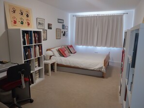 Tabla de planchar con plancha, wifi y ropa de cama 