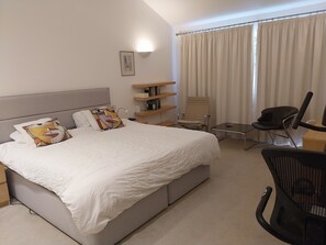 Tabla de planchar con plancha, wifi y ropa de cama 