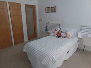 Tabla de planchar con plancha, wifi y ropa de cama 