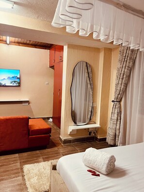 Tabla de planchar con plancha, wifi y ropa de cama