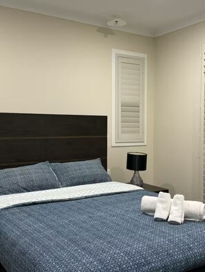 1 bedroom, internet, bed sheets - Beautiful spacious home for family and friends! (Werribee)