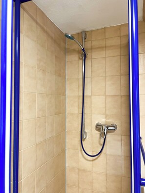 ヘアドライヤー、タオル、トイレットペーパー