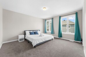 5 bedrooms, iron/ironing board, WiFi, bed sheets