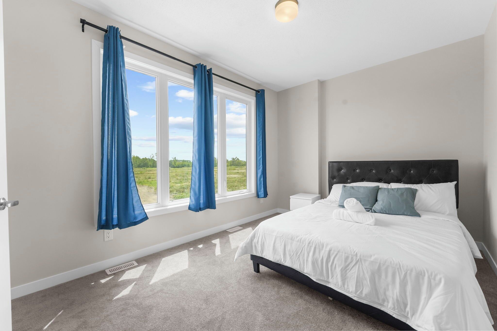 5 عدّة غرف نوم ومكواة/لوح كي وواي فاي وملاءات أسرّة