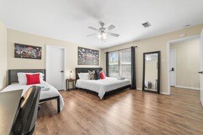 5 bedrooms, iron/ironing board, Internet, bed sheets
