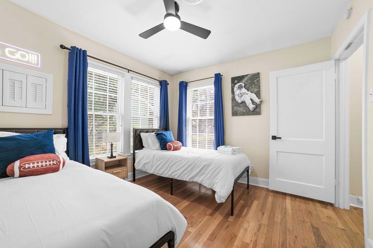 Photo 10 of Casa Grande ATX · Central Austin · Spacious 5BR Retreat w/ Hot Tub & Game Patio
