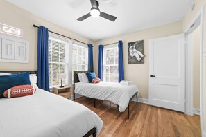 Iron/ironing board, Internet, bed sheets