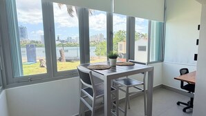 Ein moderner Arbeitsbereich mit großem Fenster, Schreibtisch und Stuhl.