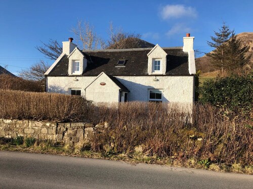 HAWTHORN DENE, pet friendly, cosy croft cottage with mountain views in Torrin