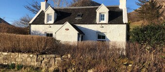 HAWTHORN DENE, pet friendly, cosy croft cottage with mountain views in Torrin