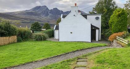 HAWTHORN DENE, pet friendly, cosy croft cottage with mountain views in Torrin