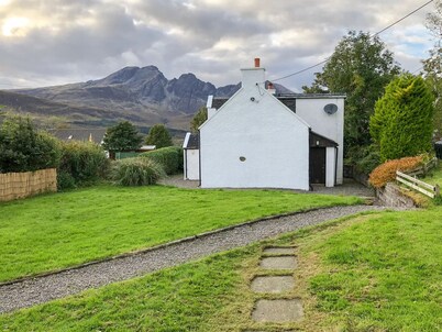 HAWTHORN DENE, pet friendly, cosy croft cottage with mountain views in Torrin