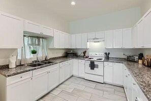 Fridge, microwave, oven, stovetop - Central Phoenix 3-Bed, 2-Bath (Phoenix)