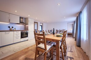 Dining - Fantastic 2 Bedroom Garden Apartment with Mountain View in Interlaken (Matten bei Interlaken)